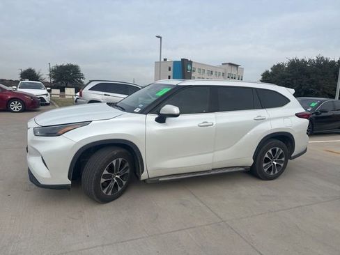 Used 2022 Toyota Highlander XLE image 7