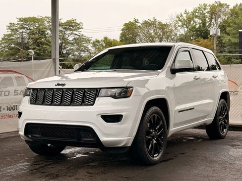 Used 2020 Jeep Grand Cherokee Altitude image 3