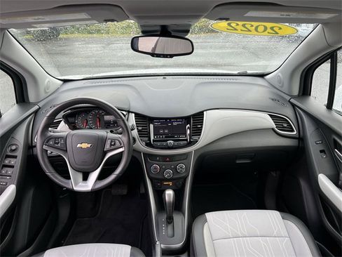 Used 2022 Chevrolet Trax LT w/ LT Convenience Package image 19