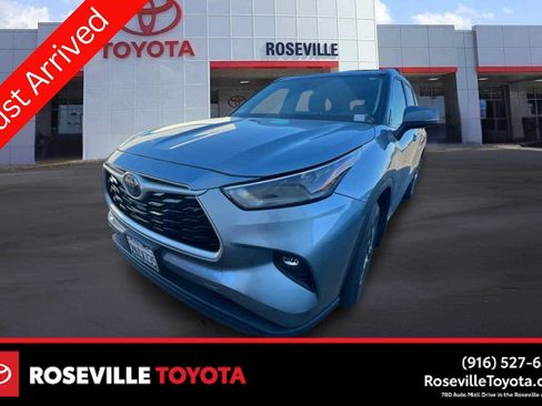 Used 2024 Toyota Highlander XLE AWD/4WD image 1