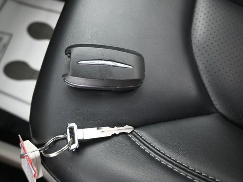 Used 2023 Chrysler Pacifica Touring-L FWD image 21