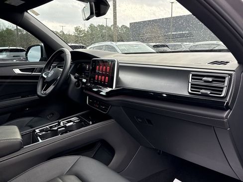 Used 2025 Volkswagen Atlas Cross Sport SEL image 21