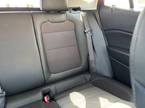 Used 2025 Chevrolet Trax LT w/ LT Convenience Package FWD image 35