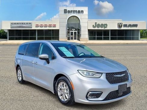 Used 2023 Chrysler Pacifica Touring-L FWD image 7