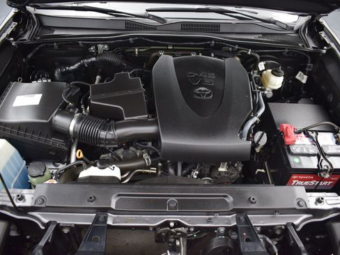 Used 2021 Toyota Tacoma SR image 9