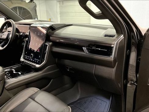 Used 2025 GMC Yukon Elevation w/ Elevation Premium Package AWD/4WD image 19