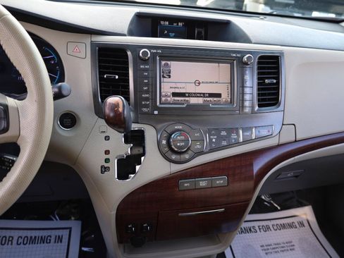 Used 2011 Toyota Sienna XLE w/ XLE Navigation Pkg FWD image 10