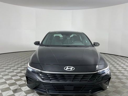 Used 2025 Hyundai Elantra SEL image 2