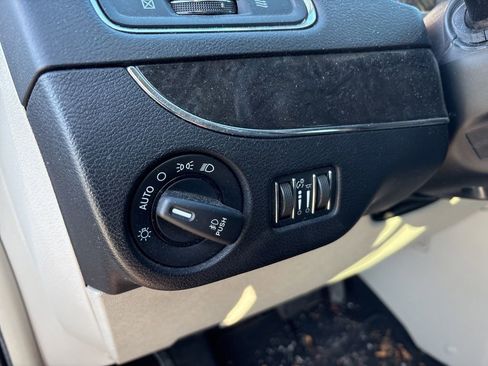 Used 2016 Chrysler Town & Country Touring image 17