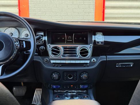Used 2018 Rolls-Royce Ghost RWD image 37