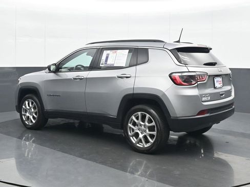 Used 2022 Jeep Compass Latitude image 4
