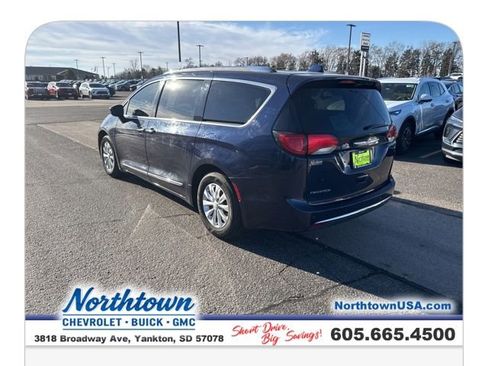 Used 2018 Chrysler Pacifica Touring-L image 7