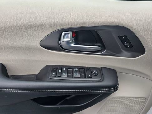 Used 2023 Chrysler Pacifica Touring-L FWD image 30