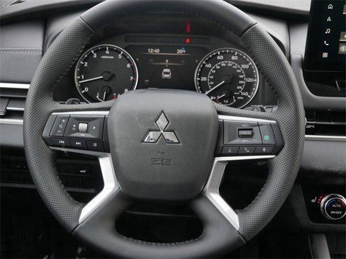 New 2025 Mitsubishi Outlander SE image 8