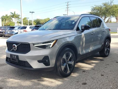 Used 2025 Volvo XC40 B5 Plus AWD/4WD image 9