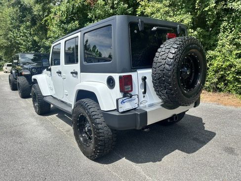 Used 2017 Jeep Wrangler Unlimited Sahara w/ Connectivity Group AWD/4WD image 3