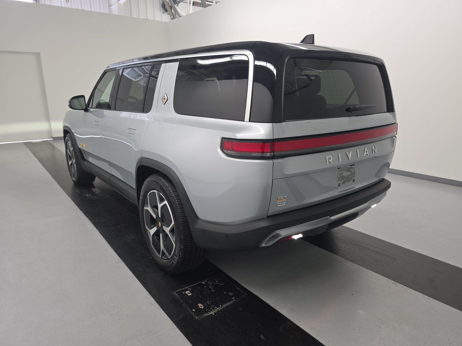 Used 2023 Rivian R1S Launch Edition Quad AWD/4WD image 3