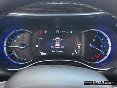 Used 2023 Chrysler Pacifica Limited FWD image 24