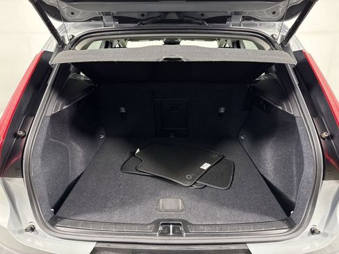Used 2025 Volvo XC40 B5 Core image 33
