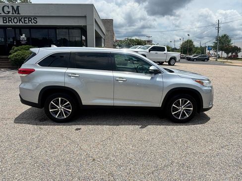 Used 2019 Toyota Highlander XLE FWD image 22