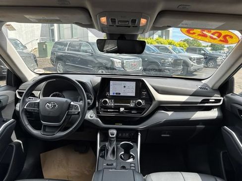 Used 2023 Toyota Highlander XLE AWD/4WD image 28