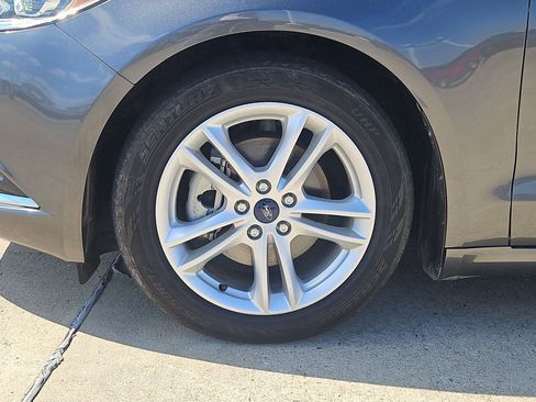 Used 2018 Ford Fusion SE w/ Fusion SE Technology Package image 10