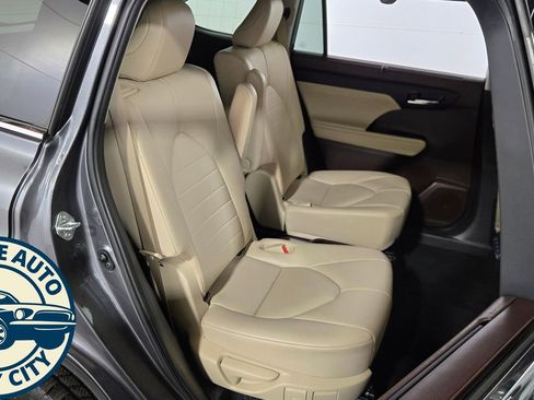 Used 2021 Toyota Highlander XLE image 42