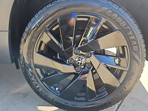 Used 2024 Volkswagen Taos SE w/ Black Wheel Plus Package image 9