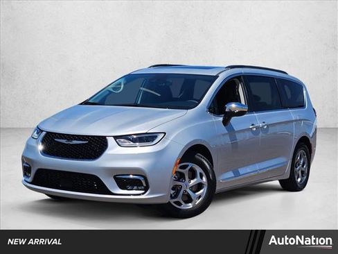 Used 2023 Chrysler Pacifica Limited FWD image 1