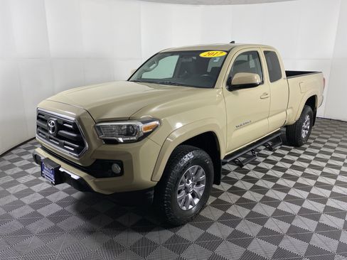 Used 2017 Toyota Tacoma SR5 w/ SR5 Appearance Package (SM) image 9