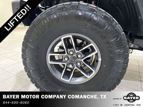 Used 2025 Jeep Gladiator Mojave AWD/4WD image 31