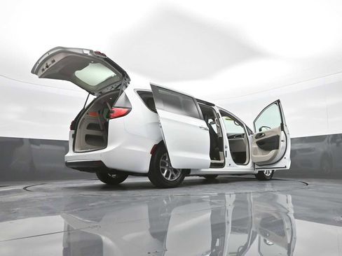 Used 2023 Chrysler Pacifica Touring-L FWD image 49