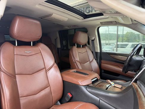 Used 2018 Cadillac Escalade ESV Premium Luxury AWD/4WD image 16