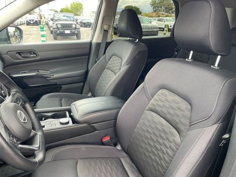 Used 2025 Nissan Pathfinder SV image 38
