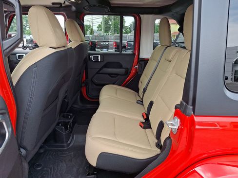 Used 2019 Jeep Wrangler Unlimited Sahara w/ Cold Weather Group AWD/4WD image 10