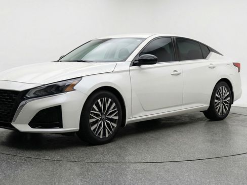 Used 2025 Nissan Altima 2.5 SV FWD image 3