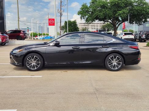 Used 2025 Lexus ES 350 w/ Premium Package image 4
