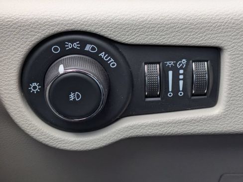 Used 2023 Chrysler Pacifica Touring-L FWD image 26