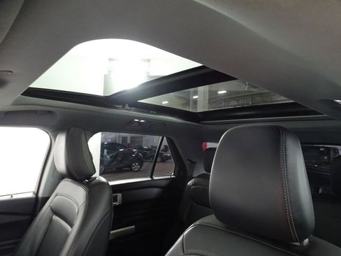 Used 2021 Ford Explorer XLT w/ Equipment Group 202A image 11