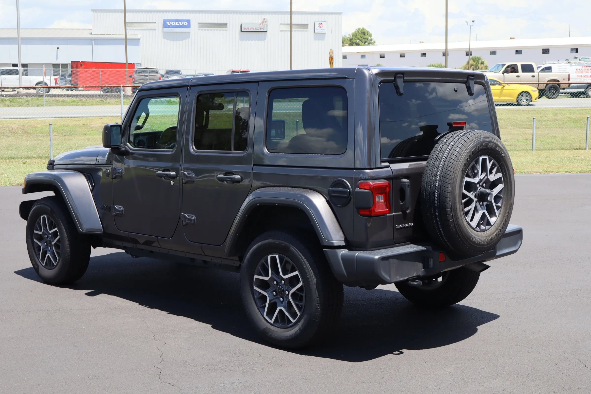 Used 2025 Jeep Wrangler Unlimited Sahara AWD/4WD image 5