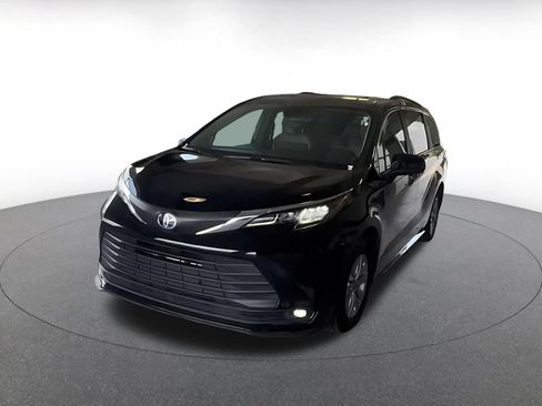 Used 2025 Toyota Sienna XLE FWD image 6