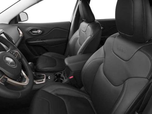 Used 2017 Jeep Cherokee Trailhawk image 9