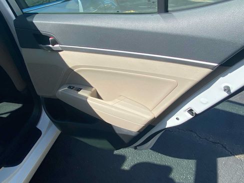Used 2017 Hyundai Elantra Limited w/ Limited Tech Package 04 FWD image 32