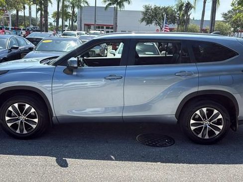 Used 2024 Toyota Highlander XLE AWD/4WD image 4