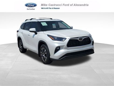 Used 2023 Toyota Highlander XLE AWD/4WD image 1
