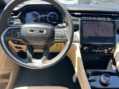 Used 2024 Jeep Grand Cherokee Limited image 12