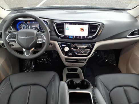 Used 2024 Chrysler Pacifica Touring-L FWD image 13