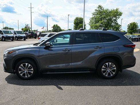 Used 2024 Toyota Highlander XLE AWD/4WD image 6