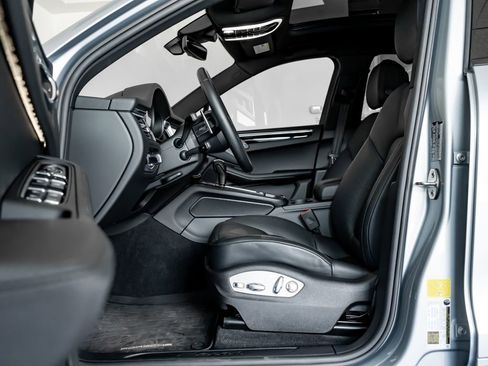 Certified 2026 Porsche Macan AWD/4WD image 5