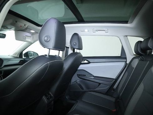 Certified 2022 Volkswagen Taos SE w/ Panoramic Sunroof Package AWD/4WD image 15